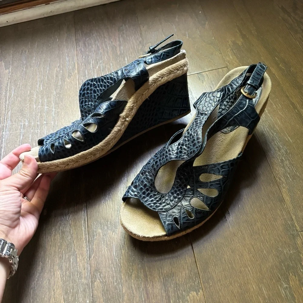 Earthies blue leather Wedges